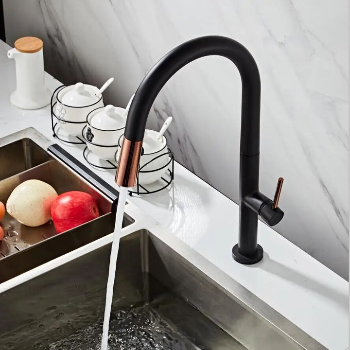 Un robinet évier cuisine avec douchette dorée rose et bec noir cylindrique. Design minimaliste ajoutant une élégance contemporaine. Pivotant à 360° avec deux modes d'écoulement d'eau. Matériau en laiton. Dimensions : 437 x 218 mm. Idéal pour cuisine.