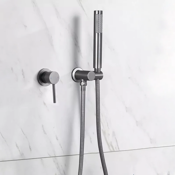 Un robinet de douche avec une douchette et un mitigeur en laiton argenté pour une salle de bain moderne et élégante.