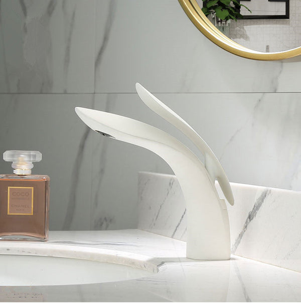 Un robinet lavabo salle de bain mitigeur design arrondi en laiton massif blanc laqué, avec une poignée assortie. Valve en céramique pour un contrôle précis de la température. Dimensions : 19,5 cm x 14 cm. Poids : 1,170 kg.