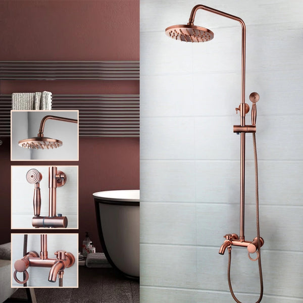 Dans une salle de bain rétro, une colonne de douche pour baignoire est installé. Il est en laiton, de style vintage, doré rose. 