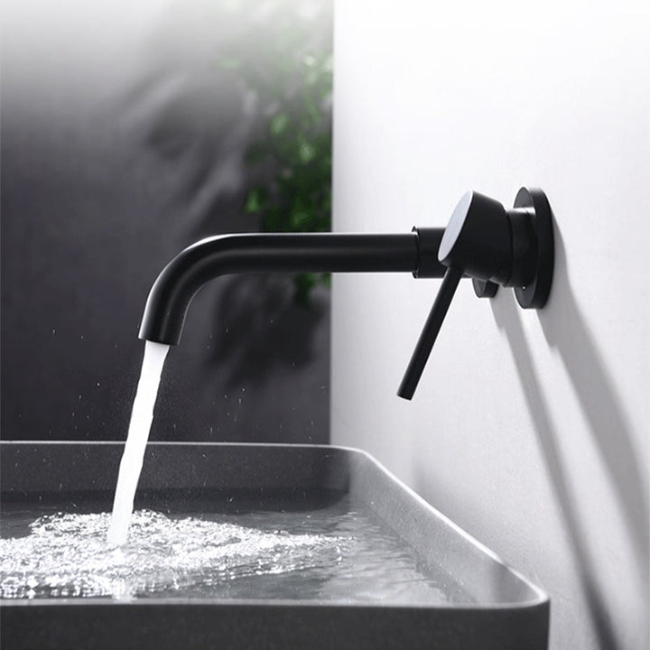 Robinet salle de bain lavabo encastrable noir mat avec eau qui s'écoule. Design minimaliste en laiton écologique. Pratique et élégant.