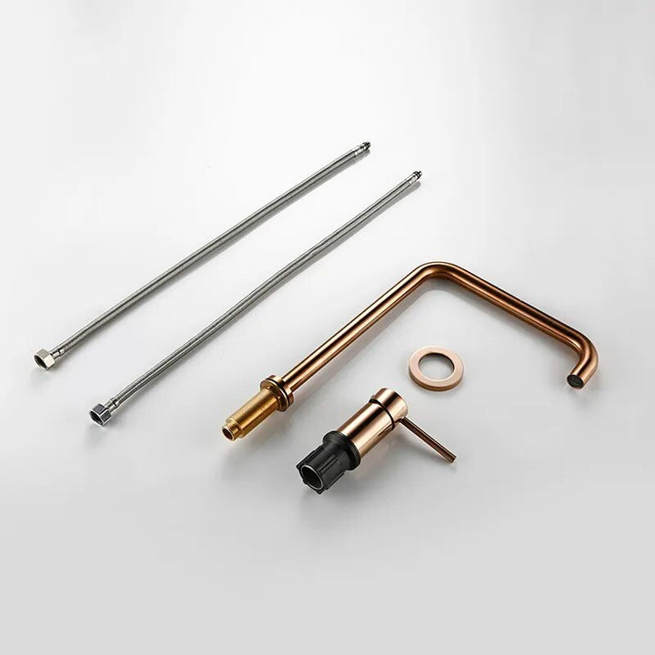 Un groupe d'outils en métal pour la maison, y compris le robinet évier cuisine minimaliste mitigeur déporté à poignée en laiton doré de l'Atelier Du Robinet. Fonctionnel et élégant, ce robinet pivote à 360° et offre un contrôle précis du débit et de la température. Une touche de luxe pour votre cuisine.