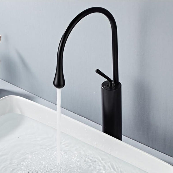 Un robinet de lavabo noir avec de l'eau qui coule du lavabo. Design arrondi et élégant en laiton. Parfait pour une salle de bain moderne ou classique.