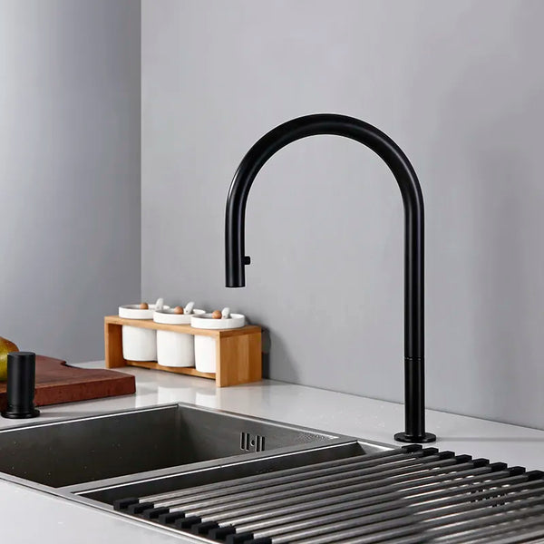 Un robinet noir mat minimaliste avec un bec flexible pour évier de cuisine en laiton. Ajoutez une touche de sophistication à votre cuisine avec ce robinet élégant et robuste. Contrôlez le débit et la température grâce à la poignée cylindrique déportée. Facilitez chaque rinçage et nettoyage avec le flexible intégré. Dimensions : 43 x 22,9 cm. Poids : 1,400 kg. Idéal pour la cuisine.