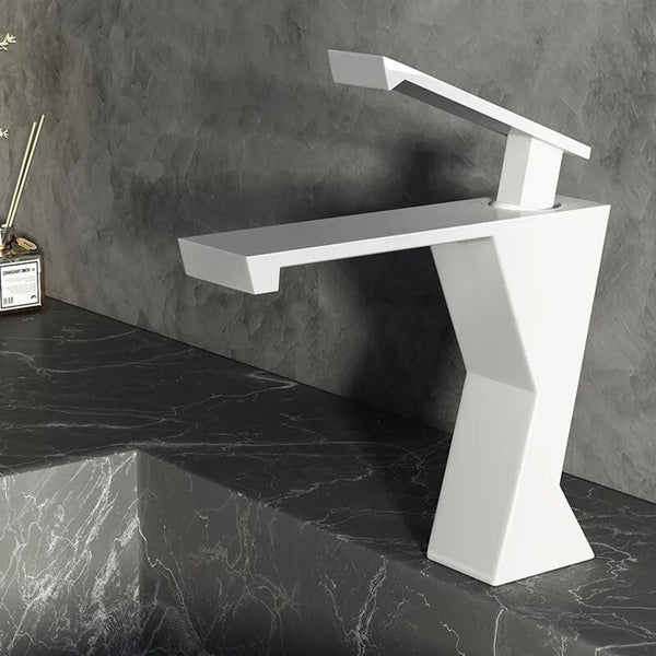 Un robinet lavabo salle de bain au design géométrique mitigeur en laiton blanc mat. Look audacieux et élégant pour une salle de bains contemporaine.