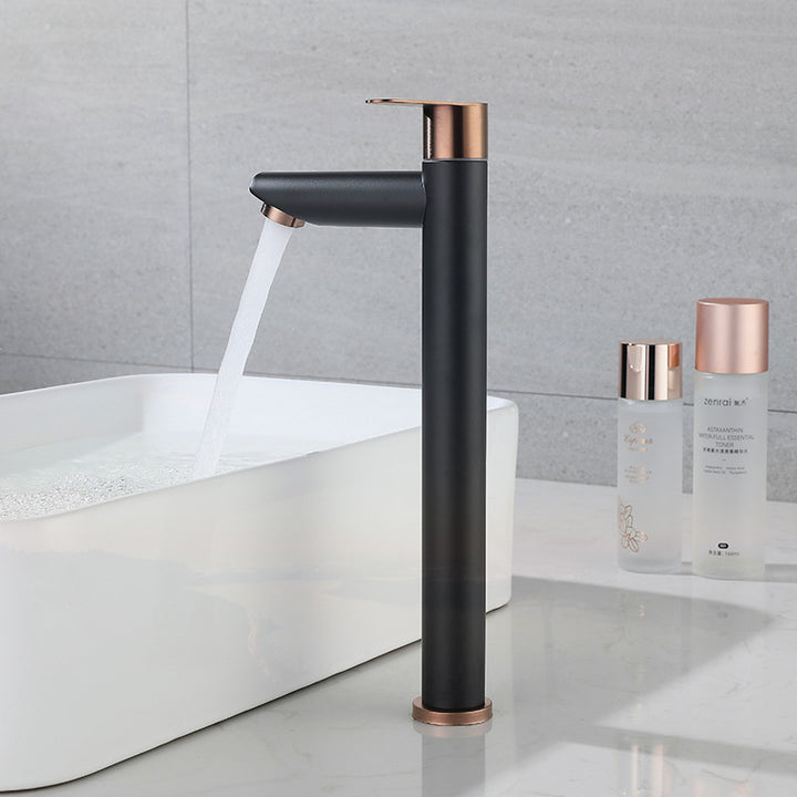 Robinet lavabo salle de bain mitigeur bicolore - Eau qui coule d'un robinet noir et doré rose. Design minimaliste et contemporain avec courbes arrondies et finitions géométriques. Disponible en deux tailles.