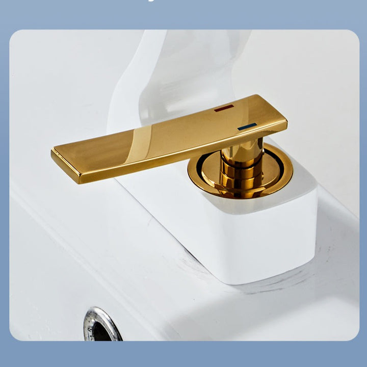 Robinet lavabo salle de bain cygne design - Poignée dorée en métal pour un contrôle précis de la température et un écoulement en cascade.