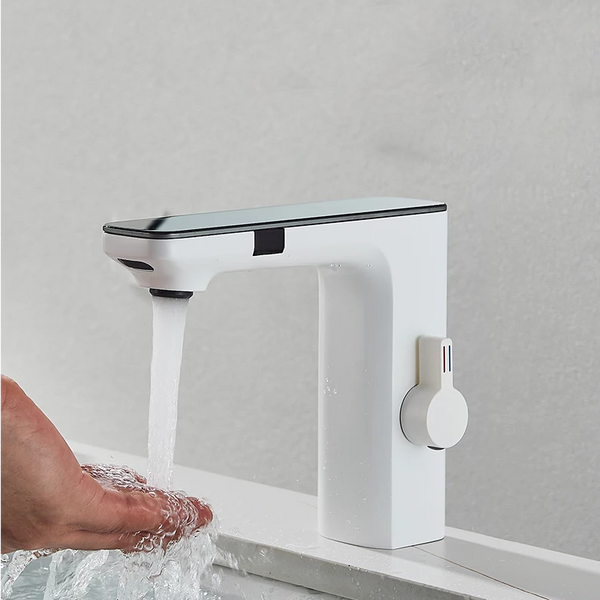 Un robinet simple avec affichage thermostatique et bouton tactile est installé dans une salle de bain. Le robinet est blanc.