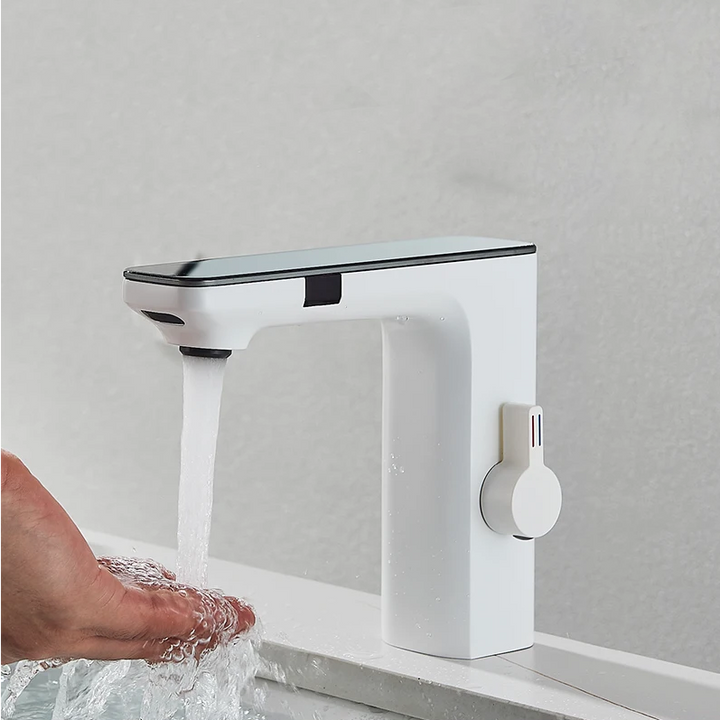 Un robinet simple avec affichage thermostatique et bouton tactile est installé dans une salle de bain. Le robinet est blanc.