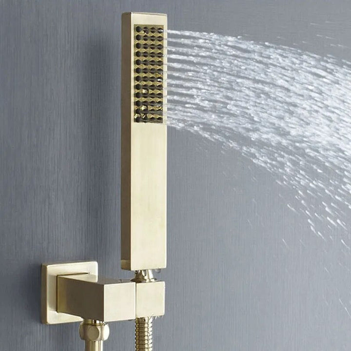 Un robinet de baignoire avec colonne de douche et douchette en laiton doré brossé. Trois voies : bec pivotant pour la baignoire, douchette allongée et colonne de douche à tête carrée. Style design et minimaliste pour sublimer votre salle de bain.