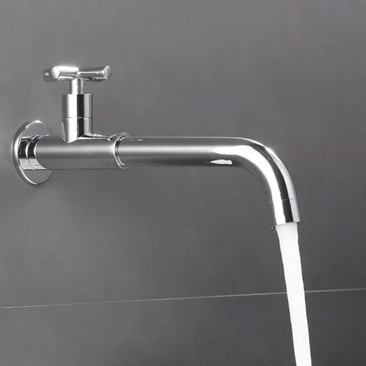 Un robinet mural pour évier avec de l'eau qui en sort. Contrôle précis du débit d'eau froide grâce à la poignée en croix. Design argenté brossé ou chromé pour une cuisine moderne. Bec pivotant à 360° pour une utilisation ergonomique. Robuste et durable.