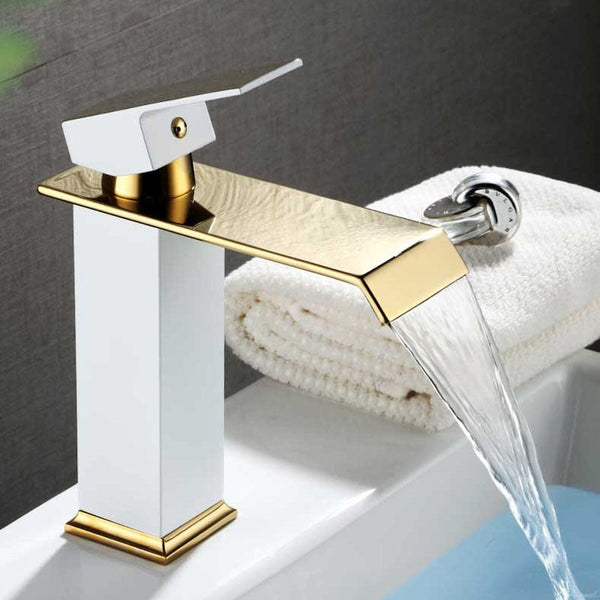 Un robinet salle de bain lavabo carré moderne avec finitions dorées - Laiton blanc. Mitigeur manuel pour régler la température de l'eau.