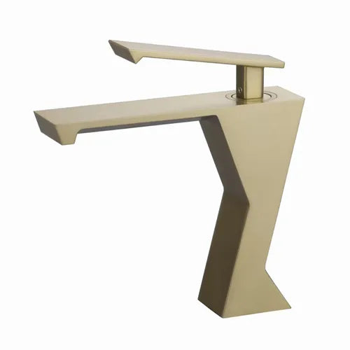 C'est un robinet pour lavabo de salle de bain. Il a une forme design géométrique. Il est en laiton doré brossé.