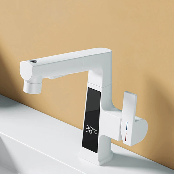 Dans une salle de bain au mur beige, un robinet blanc est installé. Il a un affichage numérique de la température. Il a une poignée sur le côté.