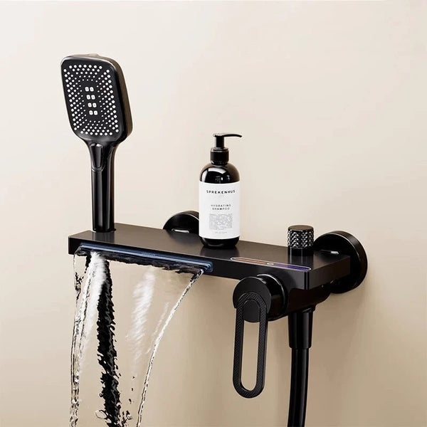 Dans une salle de bain, un robinet pour baignoire avec douchette carré et cascade noir est installé. Le style est moderne.