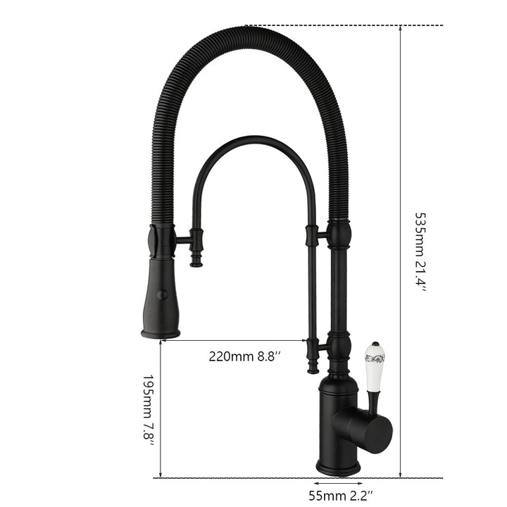 Un robinet de cuisine noir avec une poignée blanche en céramique et une douchette rétro en laiton. Contrôle précis du débit et de la température de l'eau. Flexible avec deux modes d'écoulement. Parfait pour une touche vintage dans votre cuisine.