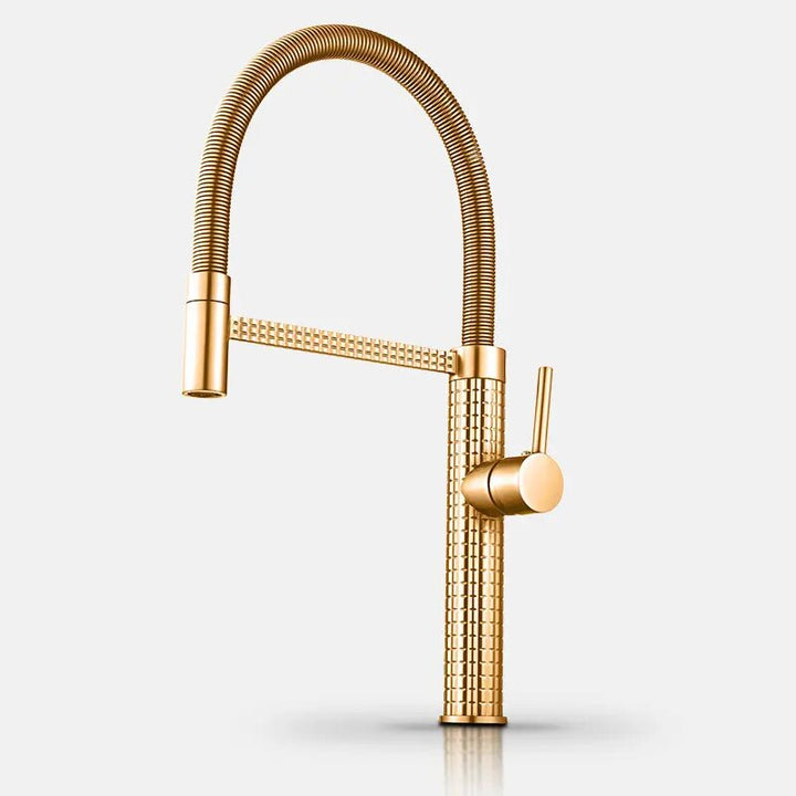 Un robinet évier doré avec un col courbé et un design texturé en petits carreaux. Matériau en laiton durable pour une utilisation fonctionnelle et esthétique dans votre cuisine.