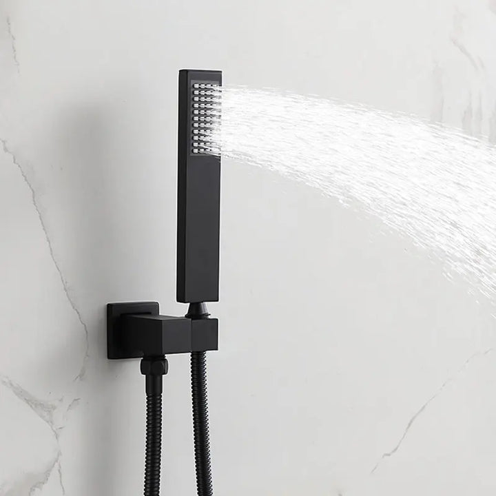 Un robinet de baignoire avec colonne de douche et douchette en laiton noir mat. Trois voies pour une salle de bain sublime : bec pivotant pour la baignoire, douchette allongée et colonne de douche à tête carrée. Style design et minimaliste, parfait pour chaque espace.