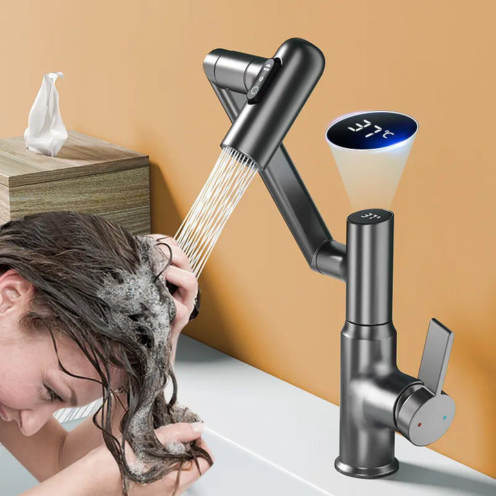 Une femme se lave les cheveux avec un robinet de salle de bain pivotant à affichage numérique de température - Argenté.