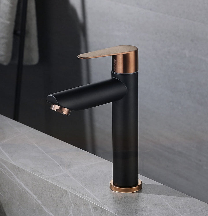 Robinet lavabo salle de bain mitigeur bicolore - Noir Doré rose, design minimaliste et contemporain avec courbes arrondies et finitions géométriques. Look audacieux et luxueux. Disponible en deux tailles.