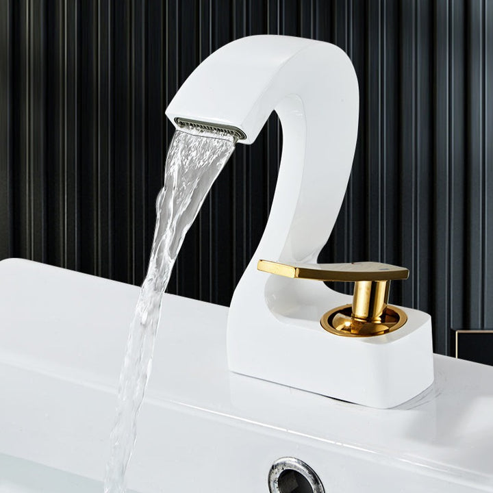 Robinet lavabo salle de bain cygne design - Blanc, avec poignée dorée, écoulement en cascade. Contrôle précis de la température et débit d'eau.