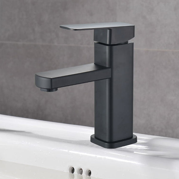 Robinet lavabo salle de bain carré en noir mat sur un évier blanc. Mitigeur manuel au design moderne, géométrique et élégant. Durabilité assurée avec acier inoxydable et plastique. Dimensions : 175 x 155 mm. Contrôle de la température manuel.