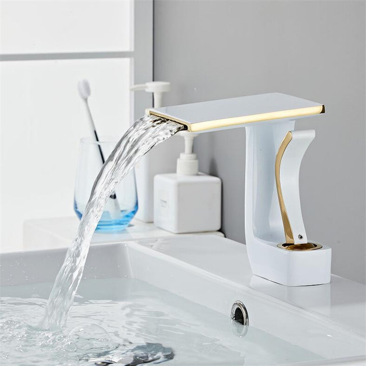 Un robinet de salle de bain plat géométrique avec bec rectangulaire en laiton blanc. Poignée ondulée pour un design moderne. Ecoulement en cascade relaxant.