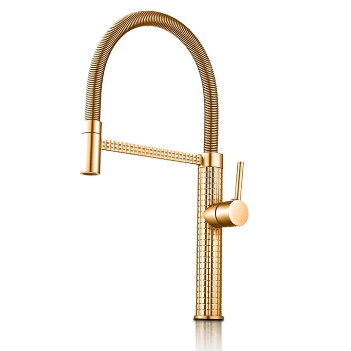 C'est un robinet avec un design sculpté de pleins de petits carreaux. Il a un flexible arqué, et un mitigeur en doré brillant.