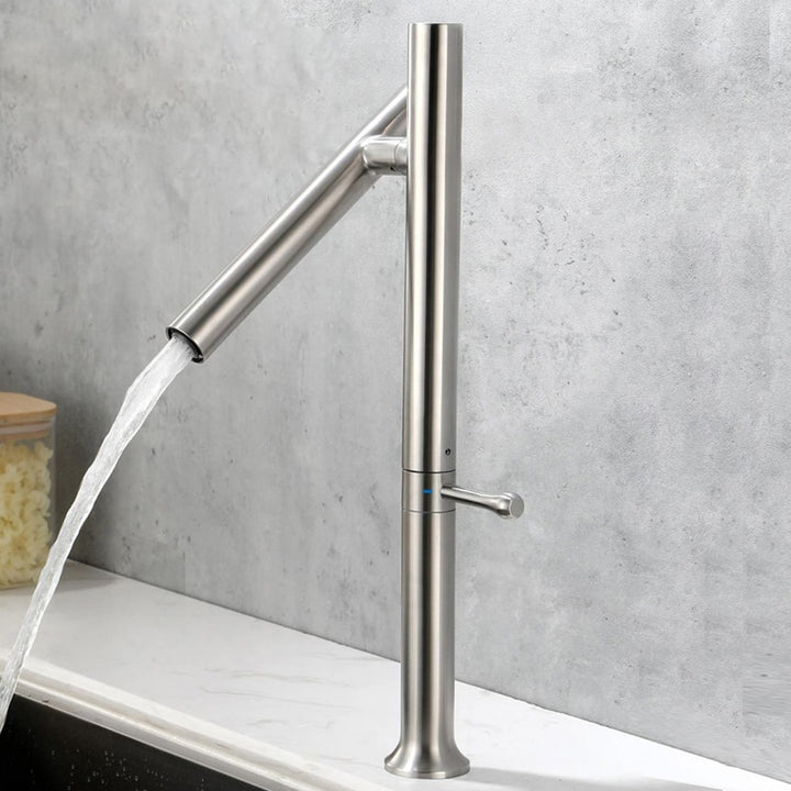 Un robinet de cuisine évier design fin style bambou avec de l'eau qui s'écoule. Contrôle manuel de la température, pivotant sur 360°. Acier inoxydable 304.