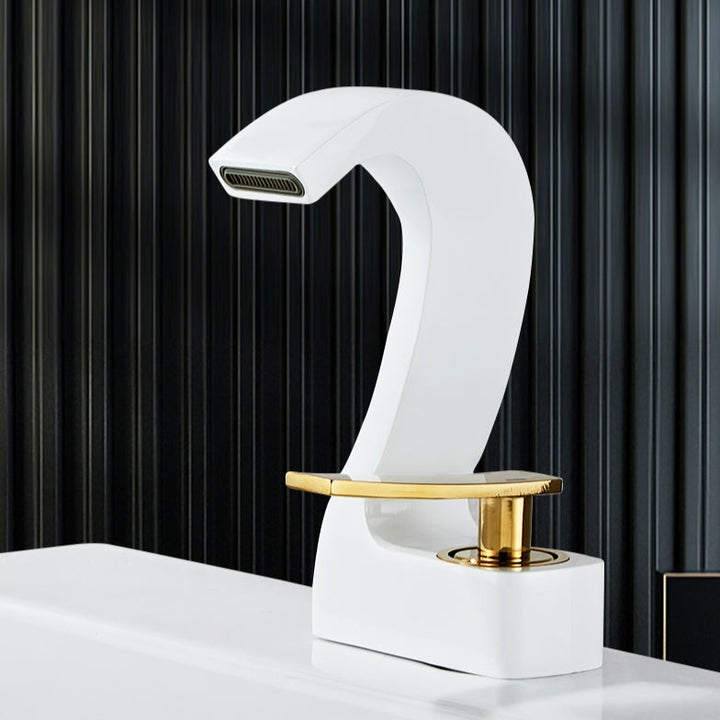 Robinet lavabo salle de bain cygne design - Blanc, avec poignée dorée, contrôle précis de la température et débit en cascade.