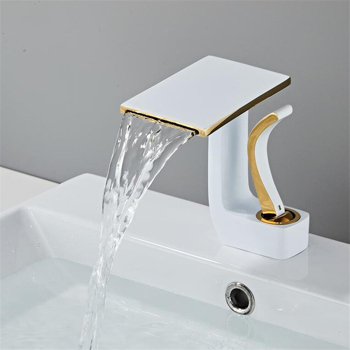 Un robinet de salle de bain géométrique au design plat en laiton blanc. Ecoulement en cascade pour une expérience relaxante.