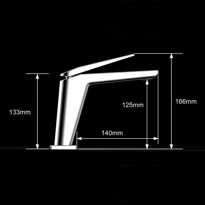 Un robinet lavabo minimaliste en laiton argenté chromé avec un mitigeur rectangulaire sur le dessus. Filtre aérateur nid d'abeille pour une sortie d'eau fluide et agréable. Parfait pour une salle de bain au design minimaliste.