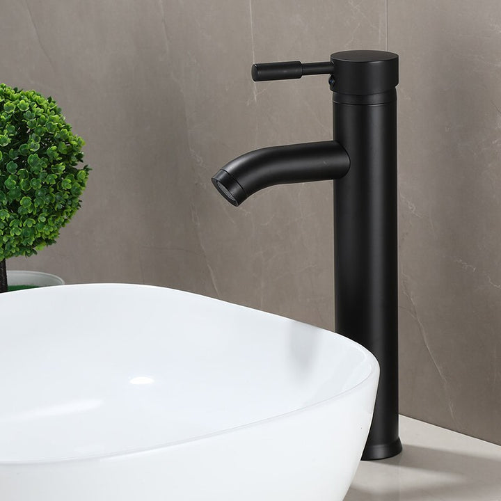 Un robinet lavabo salle de bain minimaliste mitigeur noir mat à côté d'un évier blanc. Un design élégant en acier inoxydable pour une salle de bain contemporaine. Disponible en deux hauteurs pour s'adapter à votre vasque.