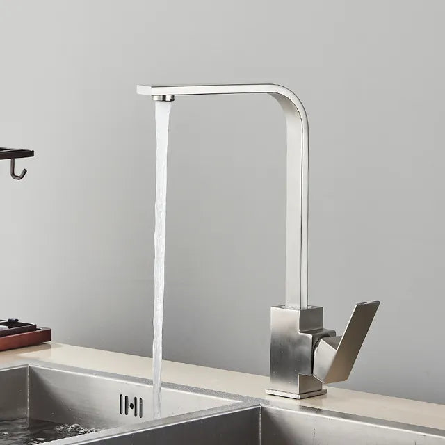 Un robinet de cuisine plat fin avec mitigeur rectangulaire en laiton argenté brossé ou argenté chromé. Design minimaliste et épuré pour une élégance discrète. Rotation à 360° pour faciliter les tâches culinaires. Parfait pour tous les styles d'intérieur. Dimensions : 35 x 23 cm.