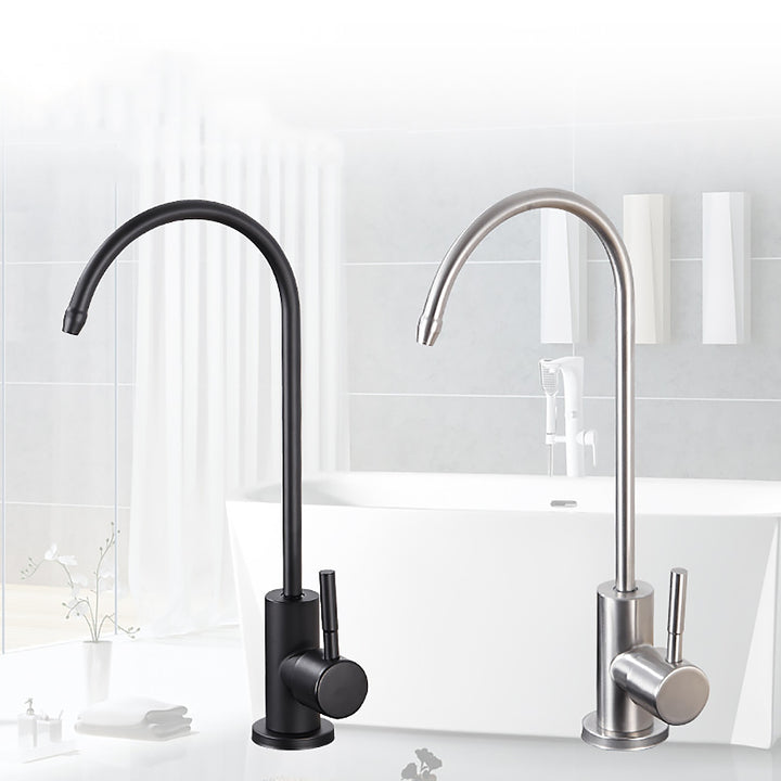Un groupe de robinets de salle de bains, dont un robinet évier cuisine fin mitigeur noir mat. Son design élégant s'intègre harmonieusement à tout type de décoration. Rotation à 360° pour une flexibilité optimale lors de son utilisation.