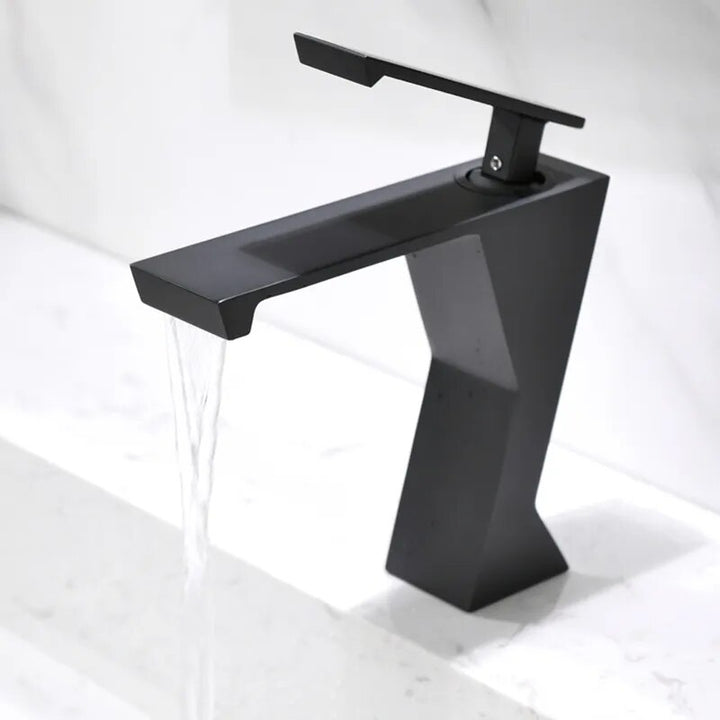 Robinet lavabo salle de bain design géométrique mitigeur en laiton noir mat avec eau qui s'écoule. Look audacieux et élégant pour une salle de bains contemporaine.