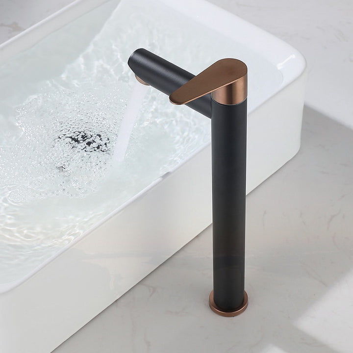 Robinet lavabo salle de bain mitigeur bicolore - Eau qui coule d'un robinet noir et doré rose. Courbes arrondies et finitions géométriques pour un look audacieux et luxueux. Disponible en deux tailles.