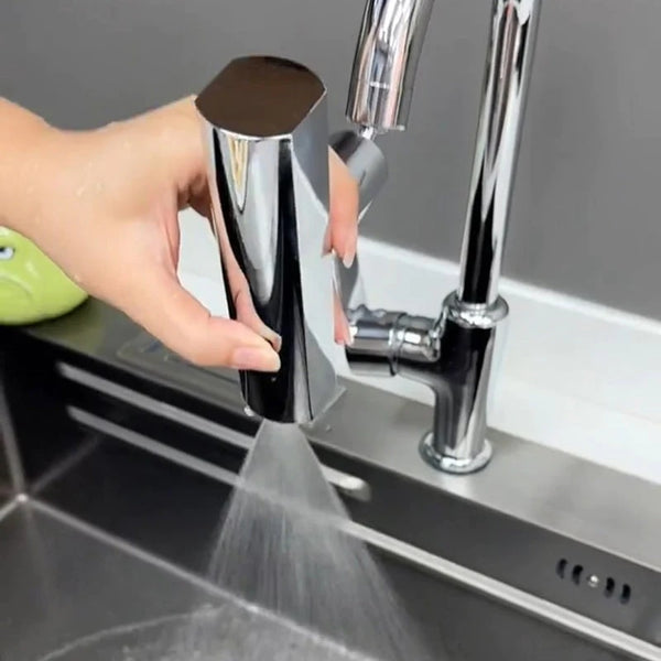 Une main tenant un robinet avec de l'eau qui en sort. Rallonge de robinet pivotant 3 modes jet - Argenté. Parfait pour cuisine ou salle de bain.