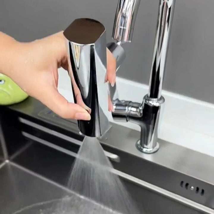Une main tenant un robinet avec de l'eau qui en sort. Rallonge de robinet pivotant 3 modes jet - Argenté. Parfait pour cuisine ou salle de bain.
