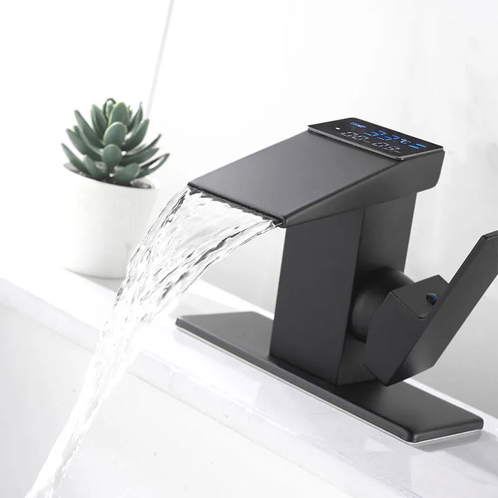 Un robinet thermostatique à affichage numérique pour salle de bain en laiton noir mat. Contrôle optimal de la température et de l'écoulement de l'eau en cascade. Design contemporain avec lignes nettes.