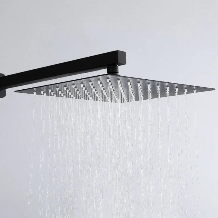 Un robinet salle de bain noir en laiton avec colonne de douche et douchette. Solution élégante pour votre espace bain.