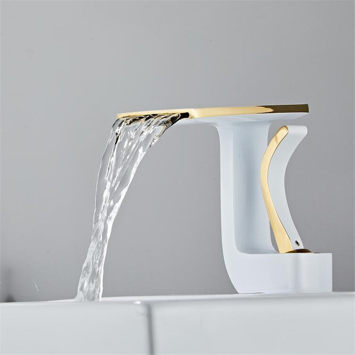 Un robinet de salle de bain plat géométrique avec écoulement en cascade - design moderne - blanc - laiton.