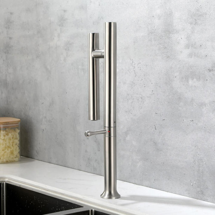 Un robinet de cuisine évier design fin style bambou en argent brossé sur un comptoir.