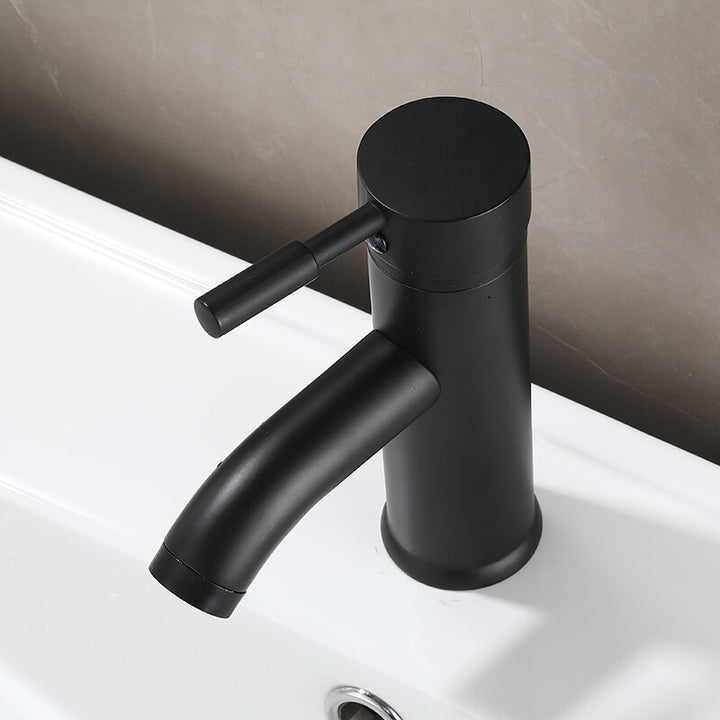 Robinet lavabo salle de bain minimaliste mitigeur noir mat sur évier blanc. Design contemporain en acier inoxydable. Poignée ergonomique pour une manipulation confortable. Disponible en deux hauteurs pour s'adapter à votre vasque.