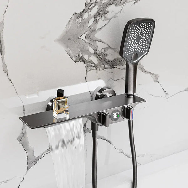 Un robinet de baignoire avec cascade et douchette, affichage numérique - Argenté - Laiton. Esthétique et fonctionnel, ce modèle offre un jet cascade apaisant et une douchette carrée. Parfait pour une salle de bain moderne.