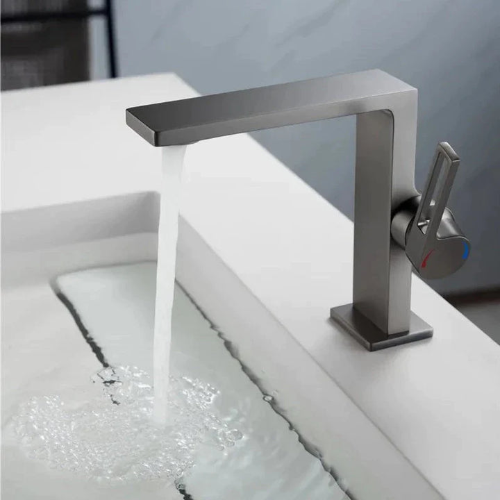 Un robinet de salle de bain plat rectangulaire minimaliste en laiton argenté.