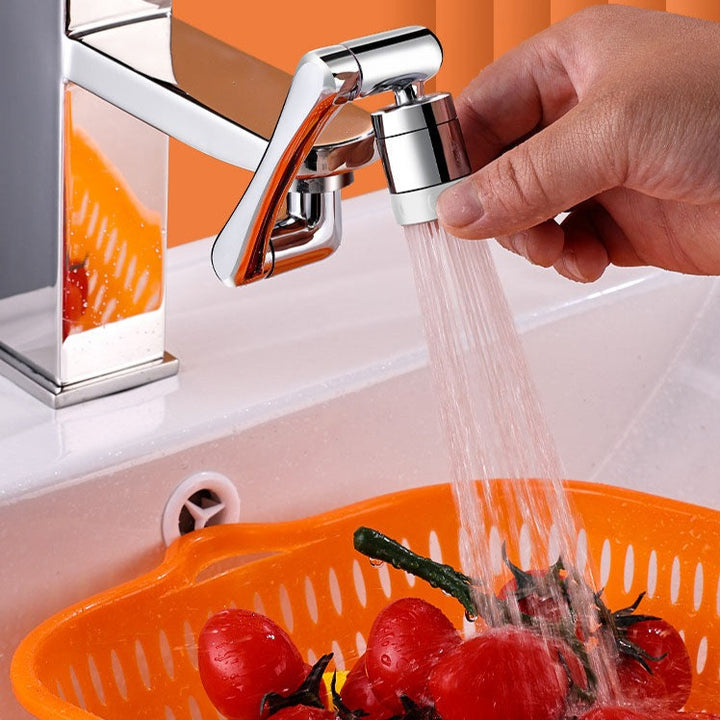 Une main tenant un robinet avec de l'eau qui coule sur des tomates. Rallonge de robinet pivotant - argenté - Acier inoxydable. Accessoire indispensable pour votre salle de bain. Rotation de 1080°, jet classique ou multijet. Installation simple et rapide.