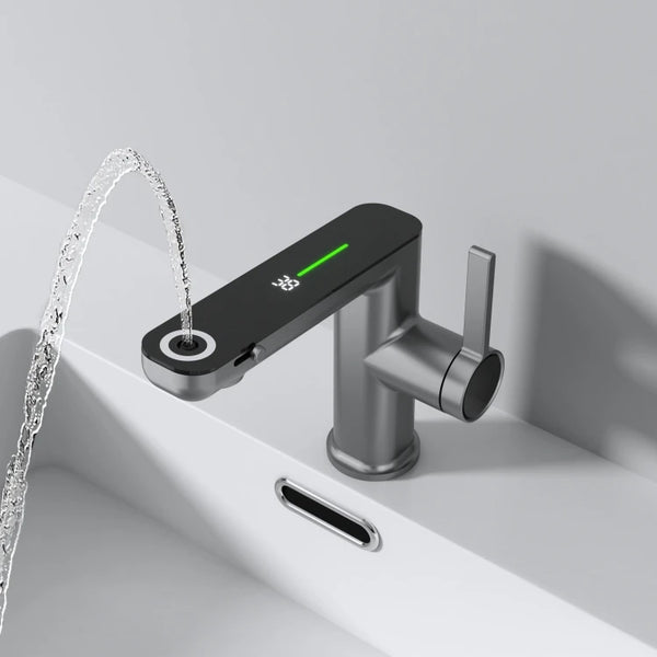 C'est un robinet moderne gris anthracite moderne dans un lavabo avec un affichage numérique et une fontaine sur le dessus. 