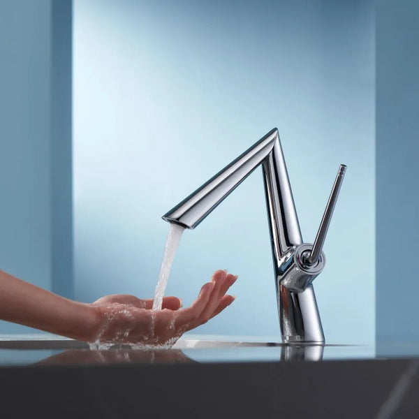 Dans une salle de bain moderne, un robinet coudé argenté chromé est installé. Une femme se lave les mains. 