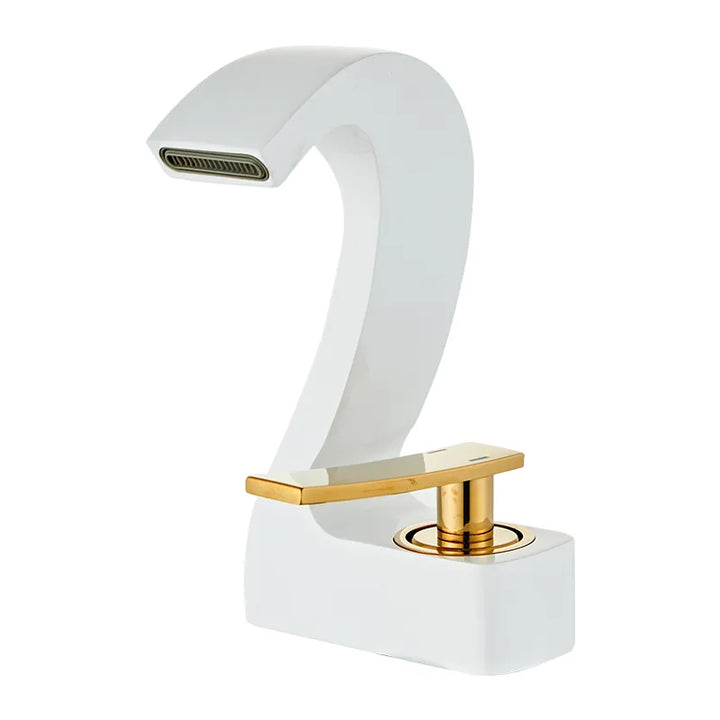 C'est un robinet pour lavabo de salle de bain. Il a une forme contemporaine, qui rappelle un cygne. Il a une poignée pour régler la température de l'eau sur le côté. Il est blanc et doré brillant.